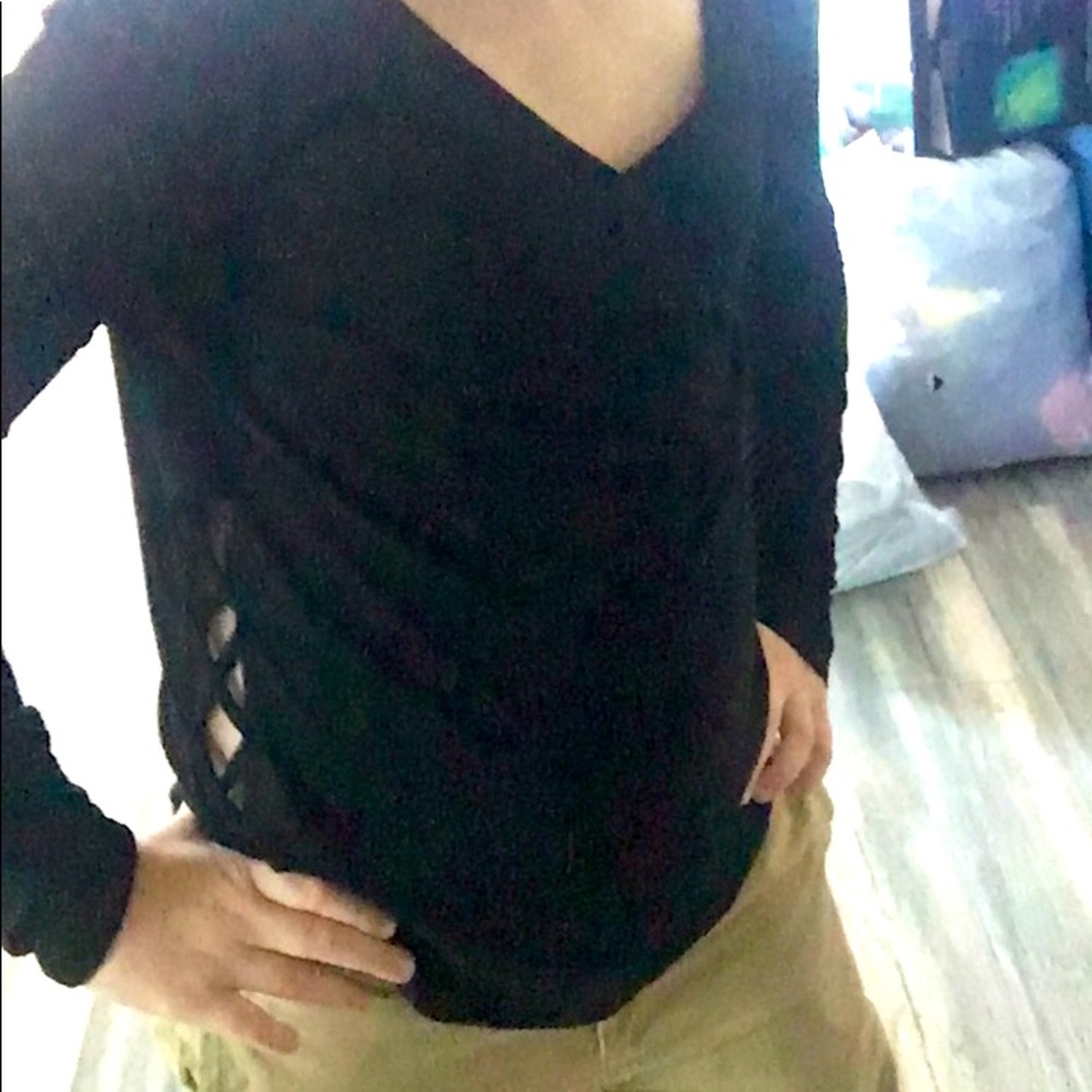A set of black leggings and a shirt